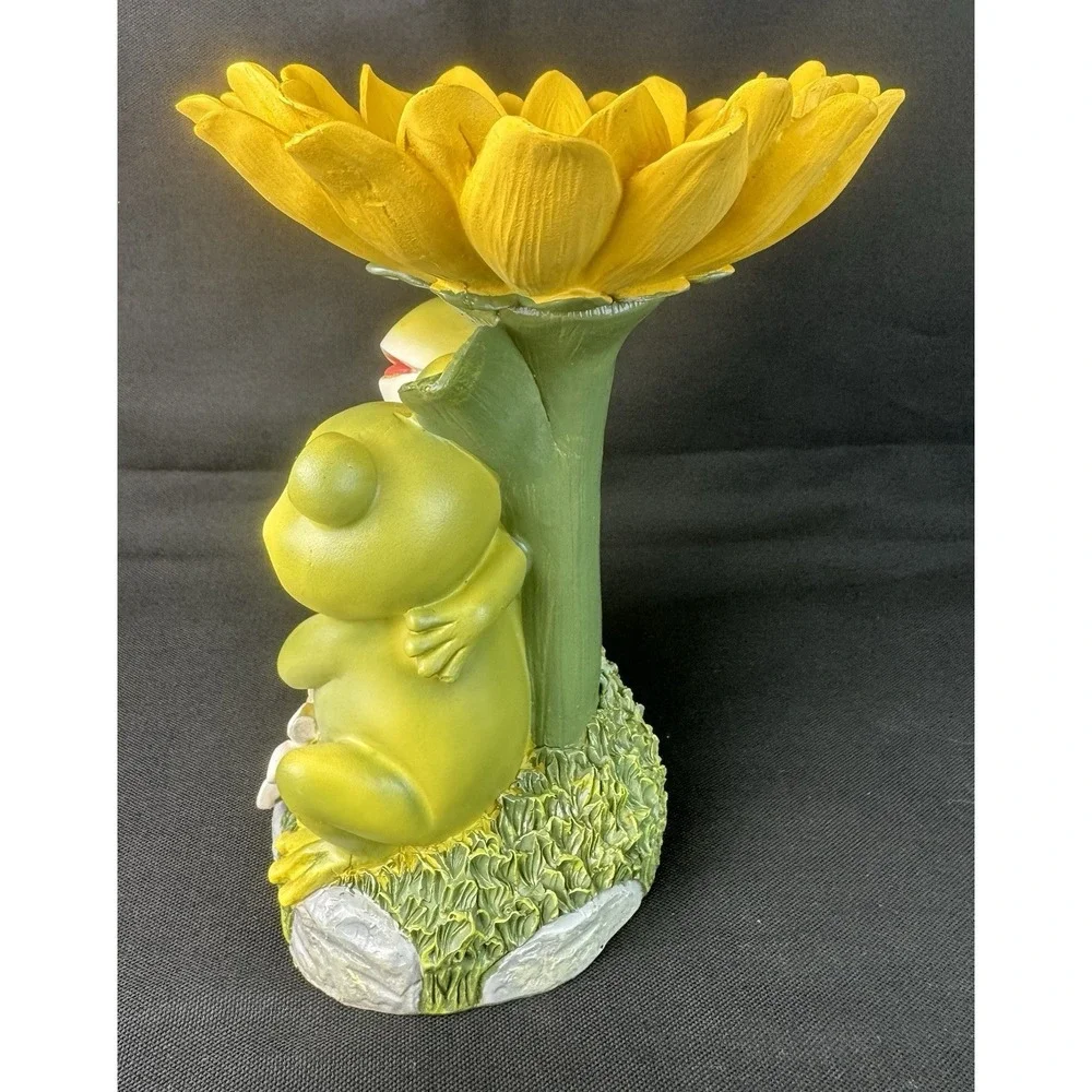Decorative Whimsical Frogs Under Sunflower Statue/Decor/Small Birdfeeder